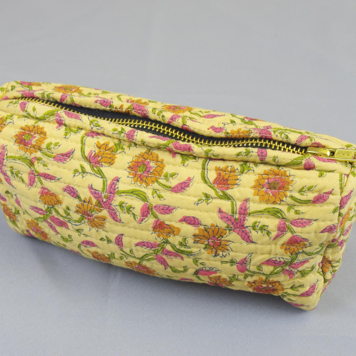 Make-up-Etui oder Federmäppchen mit Blockdruck – Beige mit Blumenmuster