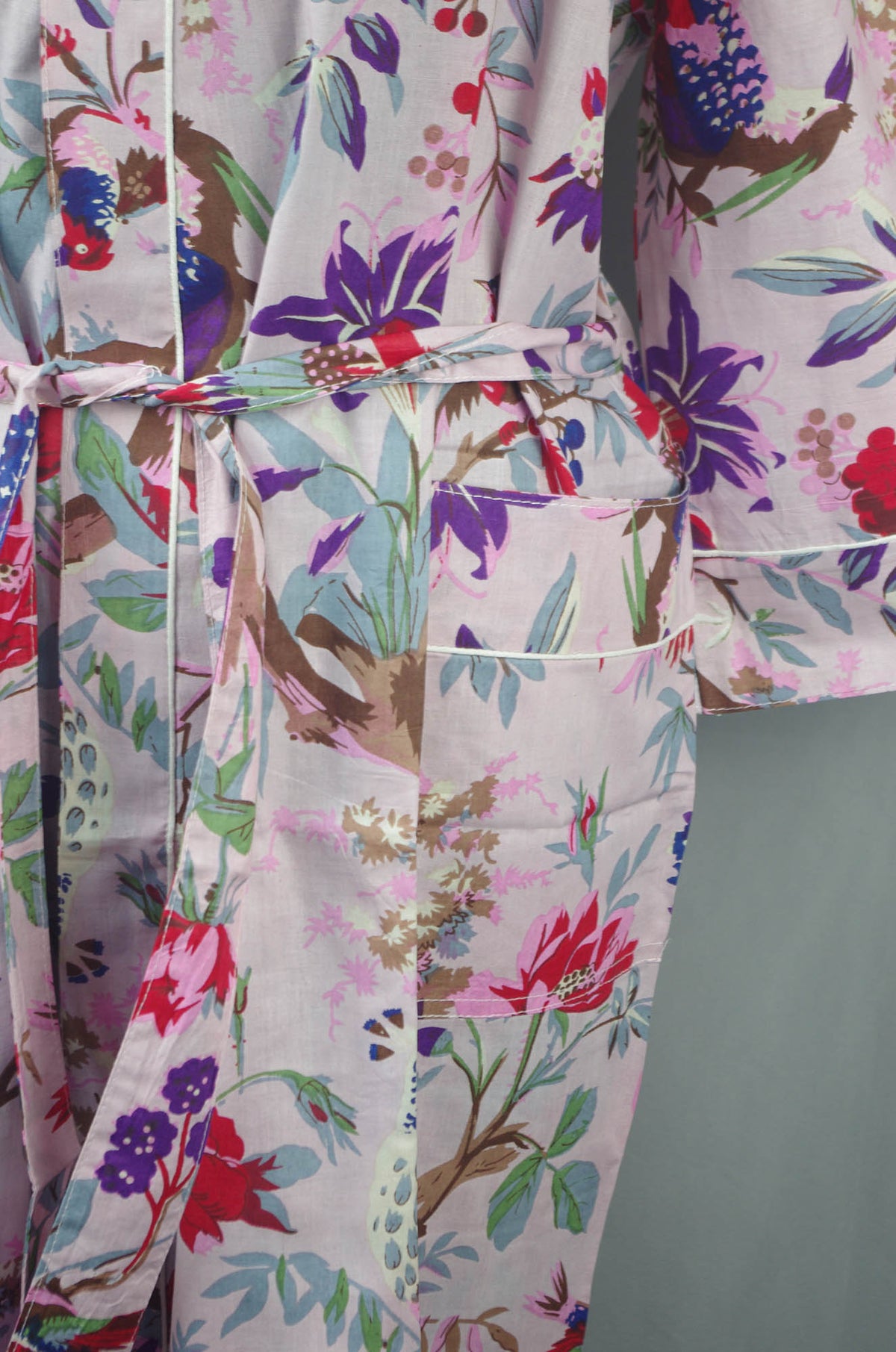 Pfirsichfarbener Kimono-Morgenmantel aus Baumwolle mit tropischen Vögeln