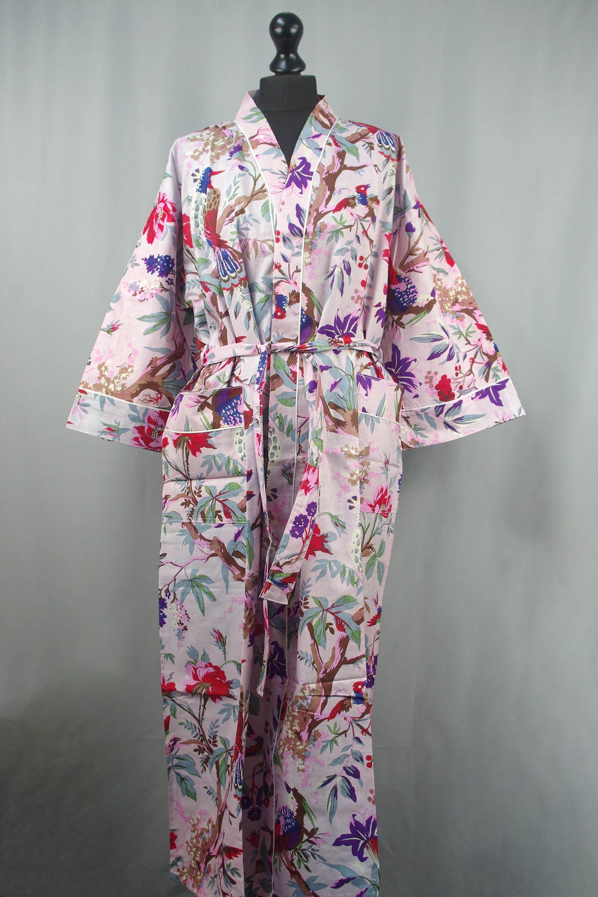 Pfirsichfarbener Kimono-Morgenmantel aus Baumwolle mit tropischen Vögeln