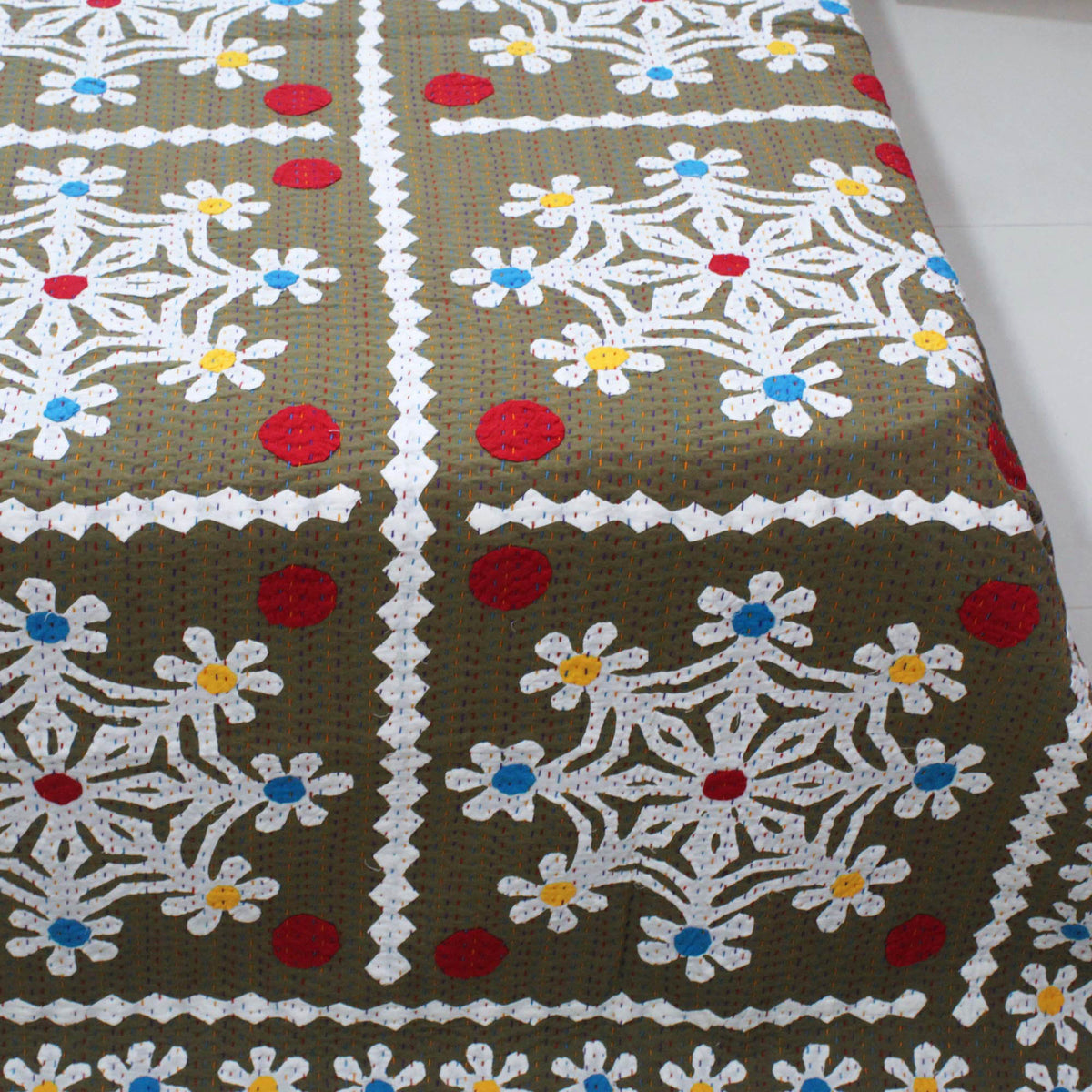 Beige & White Snowflake Indian Applique Cutwork Kantha Embroidered Bedspread,Queen Size