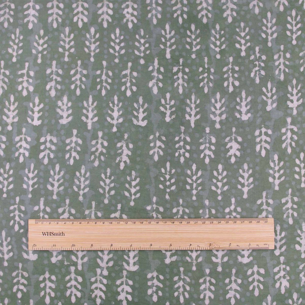 Bagru Block Print Chevron auf kastanienbraunem Damenkleid Stoffdesign 240