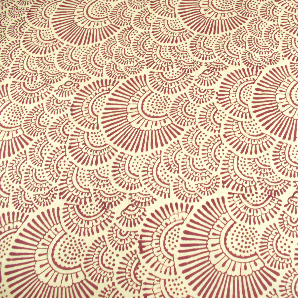 Indischer Handblockdruck mit rotem Henna-Muster auf cremefarbenem Voile-Stoff aus 100 % Baumwolle, Design 354