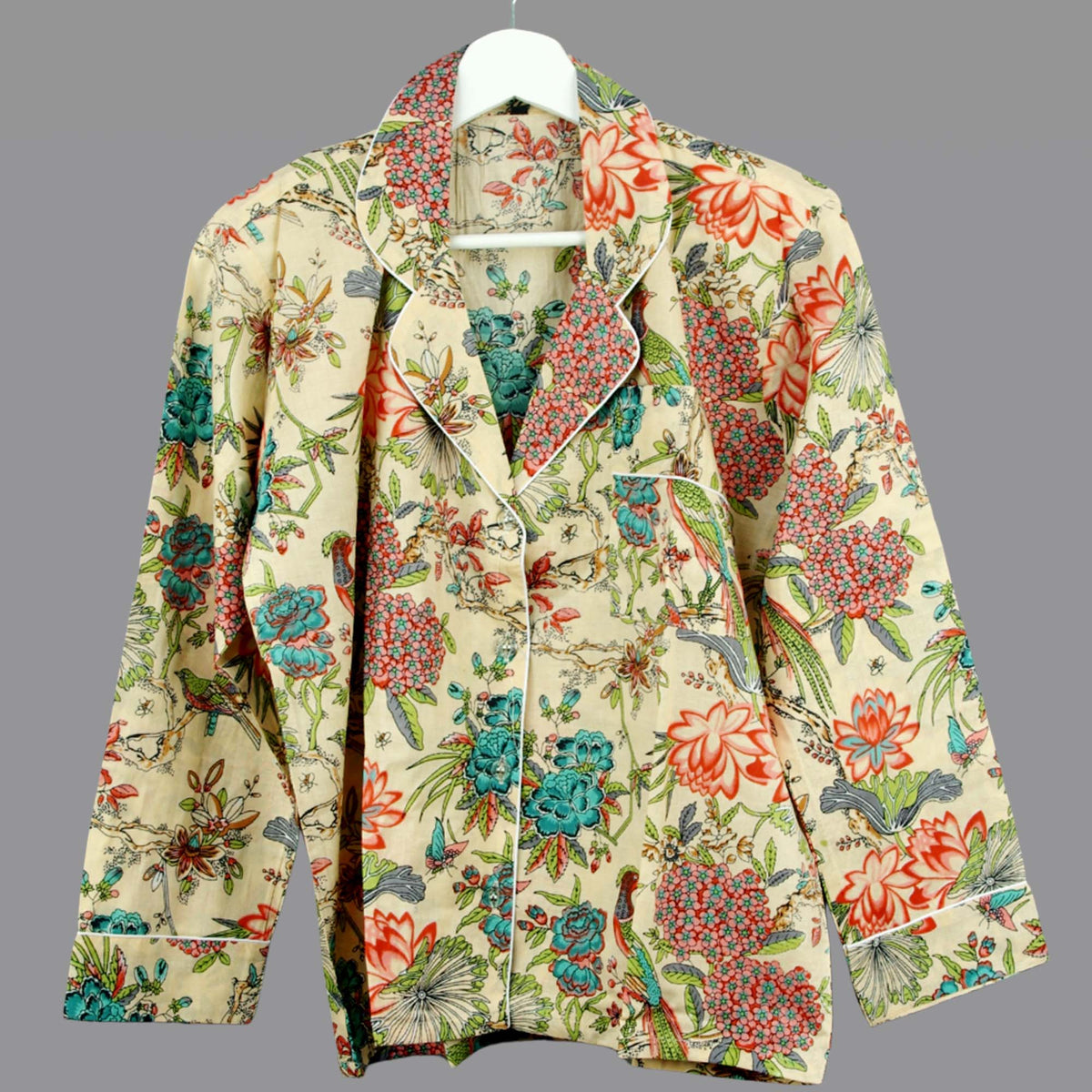 Langes bläulich-graues Pyjama-Set mit rosafarbenem Blumen-Blockdruck-Design
