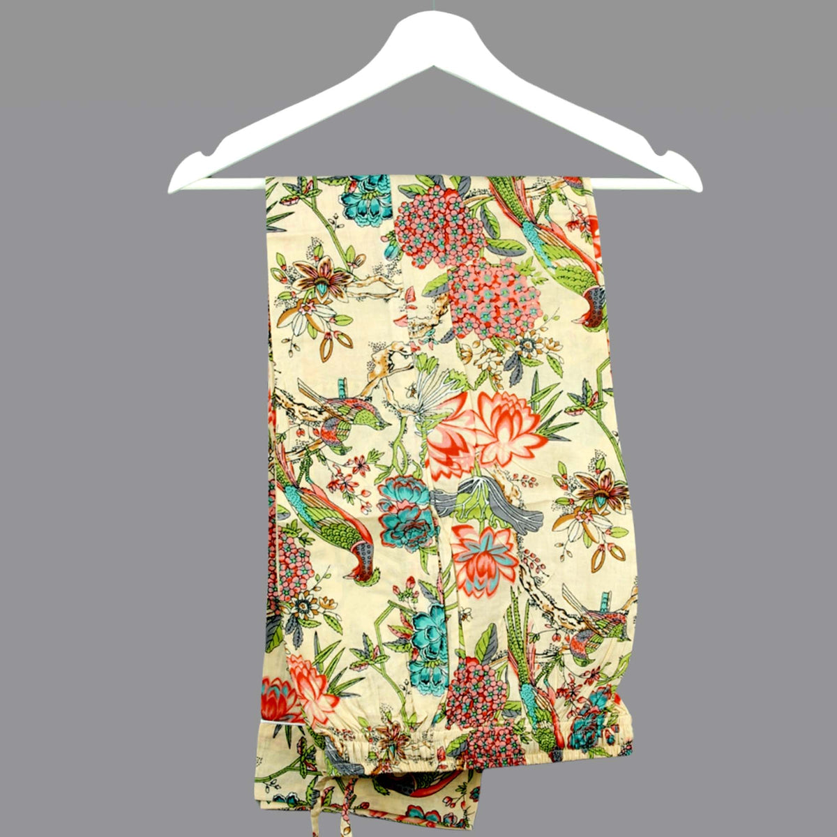 Langes bläulich-graues Pyjama-Set mit rosafarbenem Blumen-Blockdruck-Design