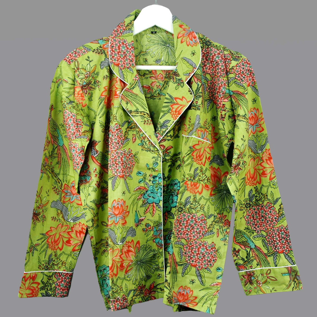 Langes bläulich-graues Pyjama-Set mit rosafarbenem Blumen-Blockdruck-Design