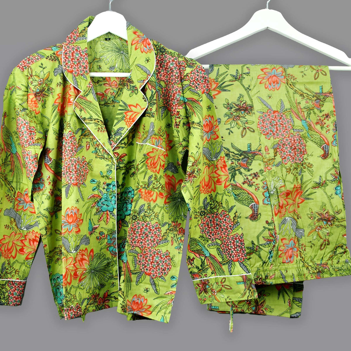 Langes bläulich-graues Pyjama-Set mit rosafarbenem Blumen-Blockdruck-Design