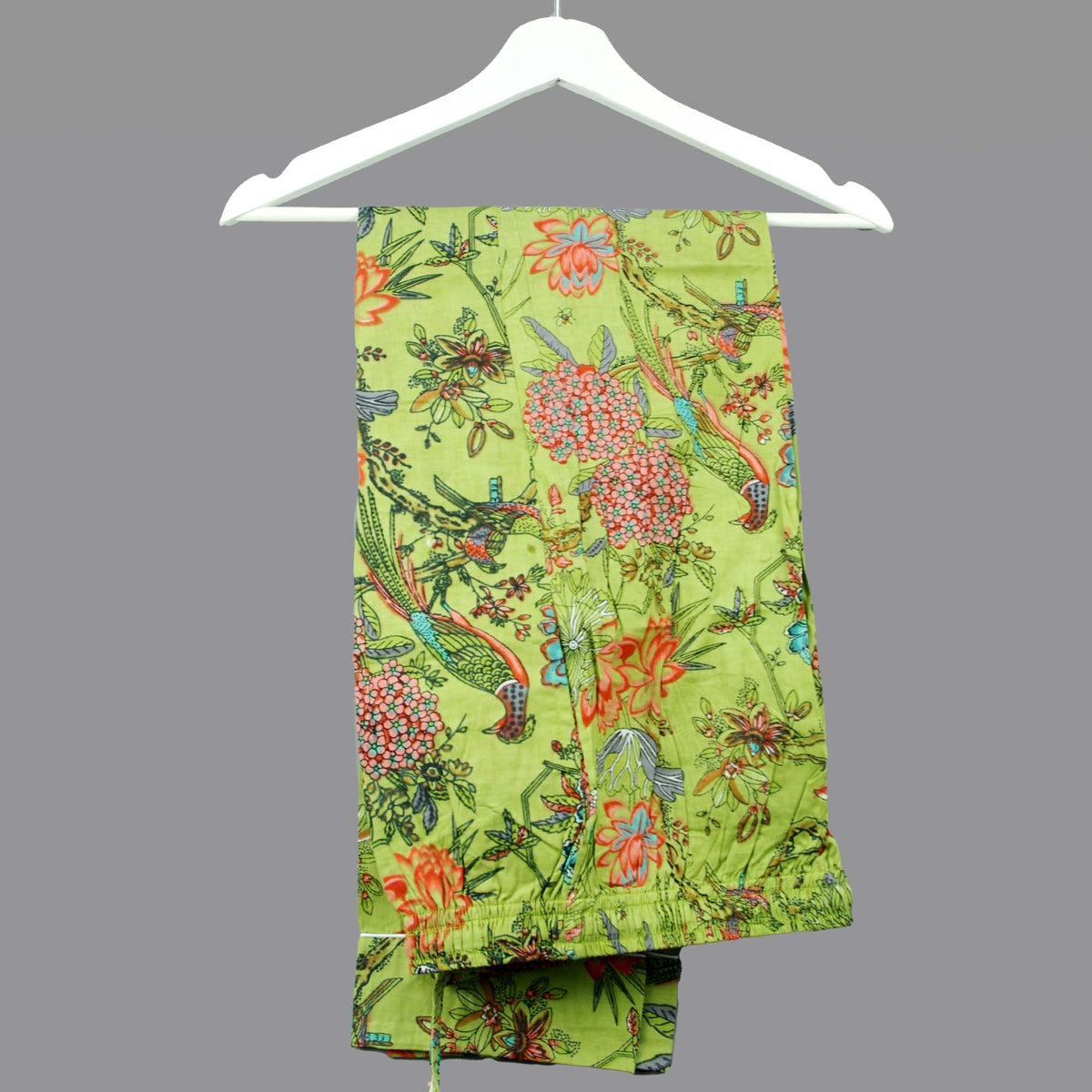 Langes bläulich-graues Pyjama-Set mit rosafarbenem Blumen-Blockdruck-Design