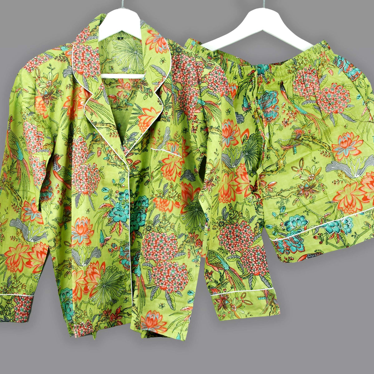 Langes bläulich-graues Pyjama-Set mit rosafarbenem Blumen-Blockdruck-Design