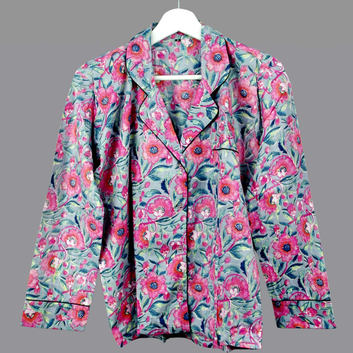 Langes bläulich-graues Pyjama-Set mit rosafarbenem Blumen-Blockdruck-Design