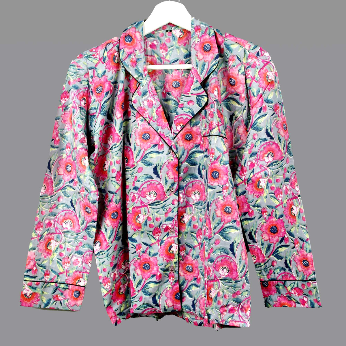 Langes bläulich-graues Pyjama-Set mit rosafarbenem Blumen-Blockdruck-Design