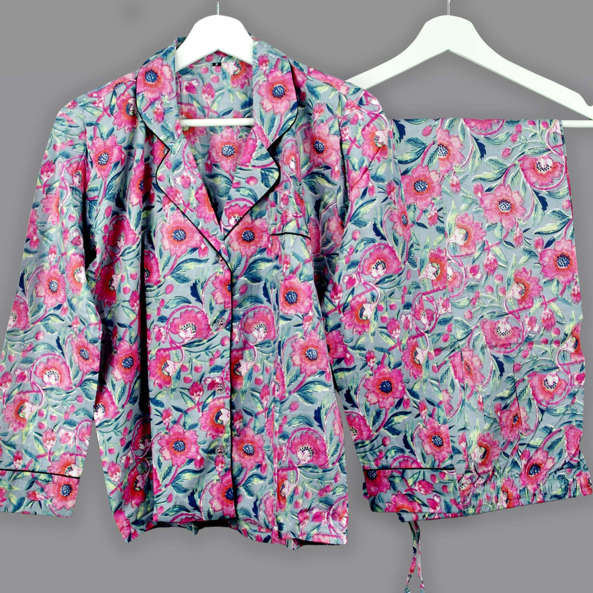 Langes bläulich-graues Pyjama-Set mit rosafarbenem Blumen-Blockdruck-Design