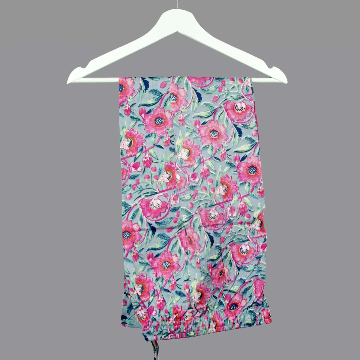 Langes bläulich-graues Pyjama-Set mit rosafarbenem Blumen-Blockdruck-Design