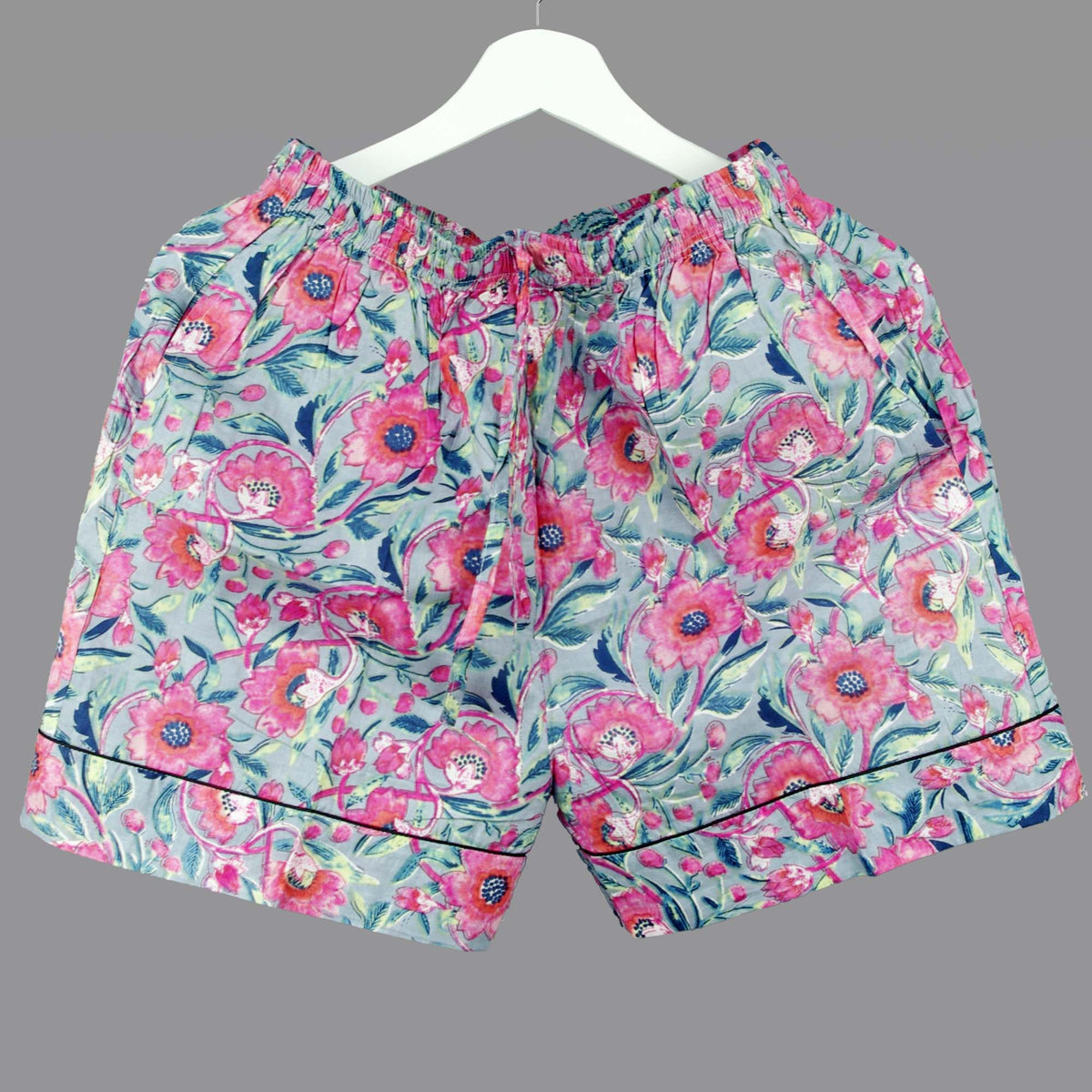 Langes bläulich-graues Pyjama-Set mit rosafarbenem Blumen-Blockdruck-Design