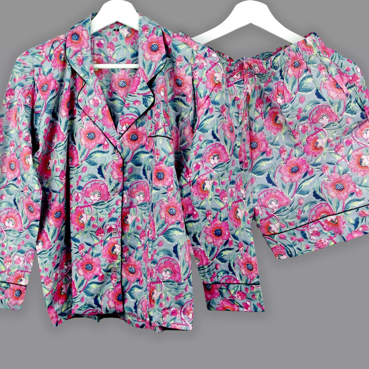 Langes bläulich-graues Pyjama-Set mit rosafarbenem Blumen-Blockdruck-Design