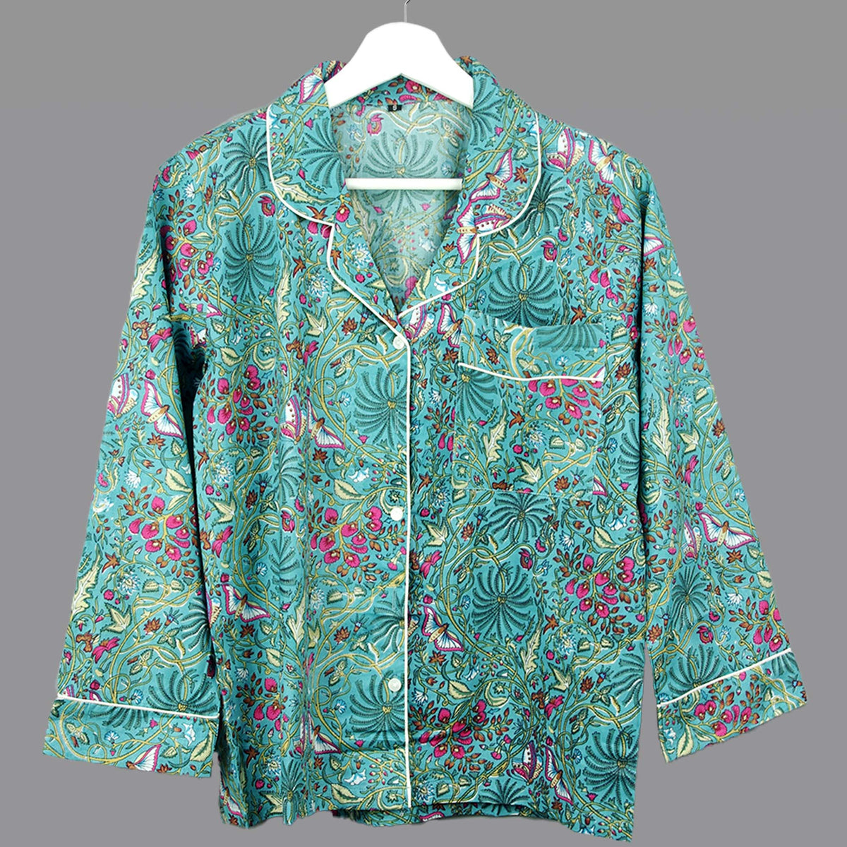 Langes bläulich-graues Pyjama-Set mit rosafarbenem Blumen-Blockdruck-Design