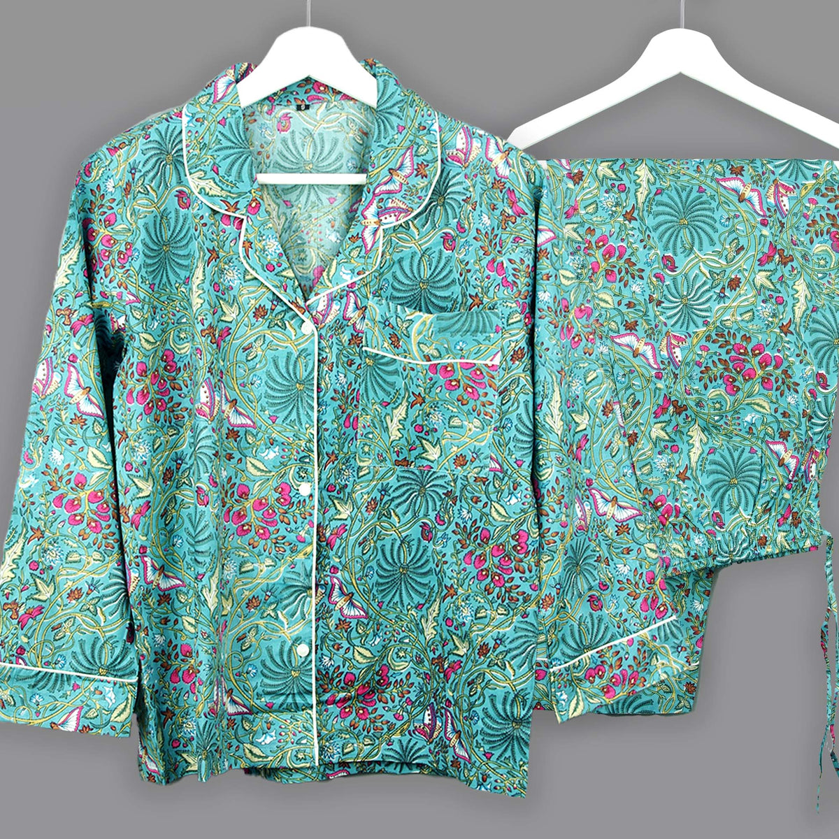 Langes bläulich-graues Pyjama-Set mit rosafarbenem Blumen-Blockdruck-Design