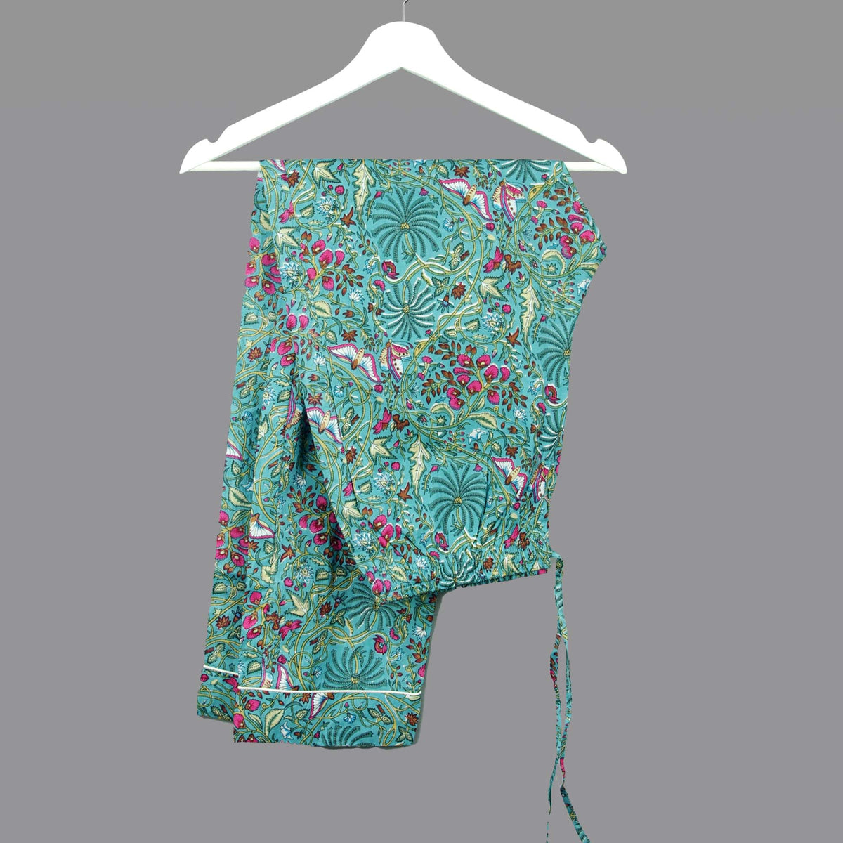 Langes bläulich-graues Pyjama-Set mit rosafarbenem Blumen-Blockdruck-Design