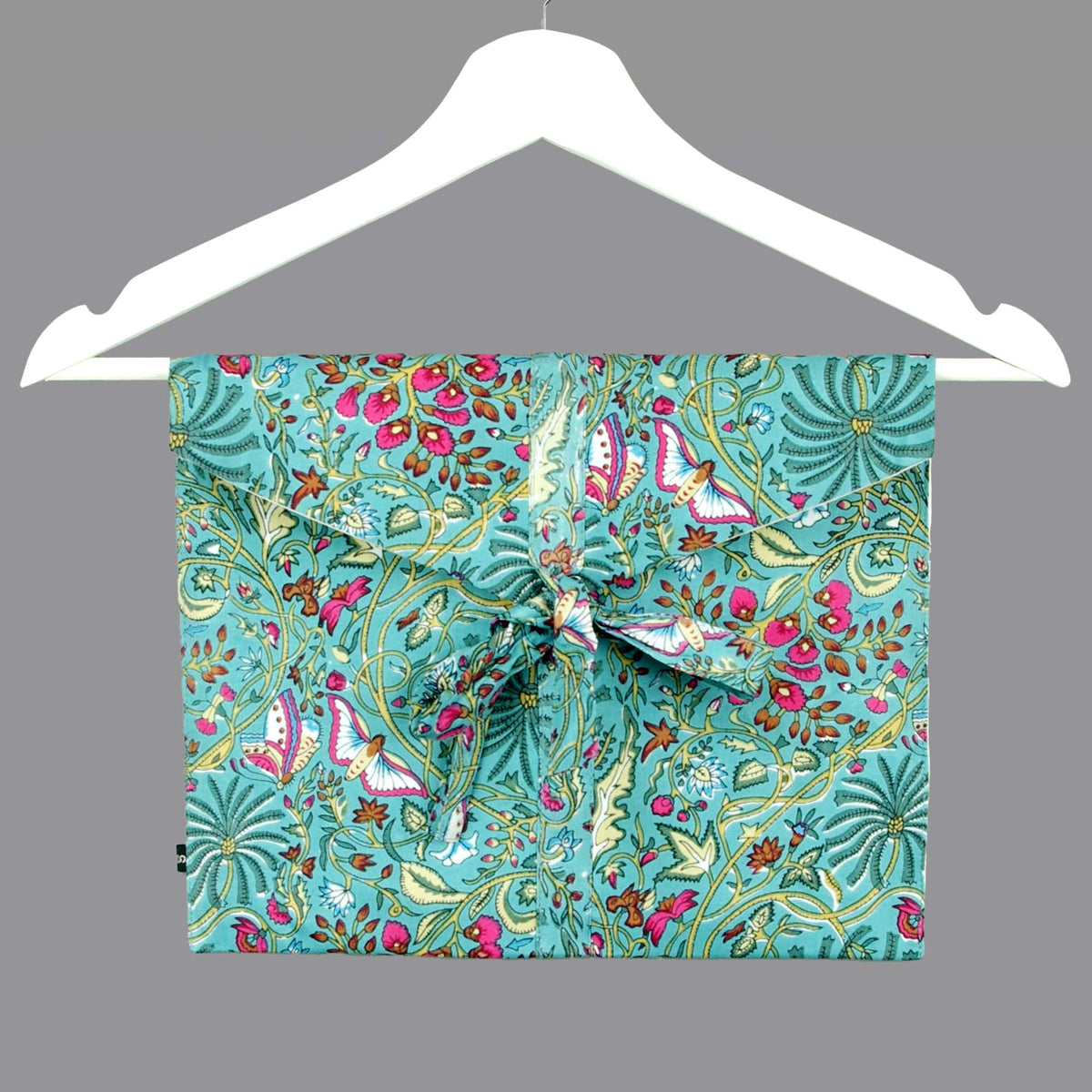 Langes bläulich-graues Pyjama-Set mit rosafarbenem Blumen-Blockdruck-Design
