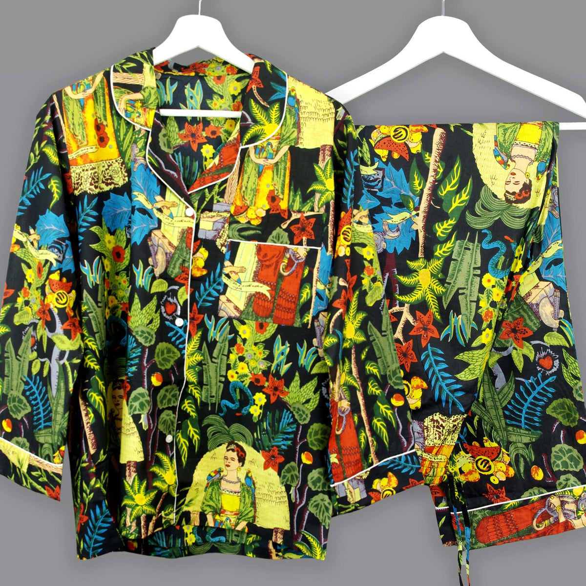 Langes bläulich-graues Pyjama-Set mit rosafarbenem Blumen-Blockdruck-Design