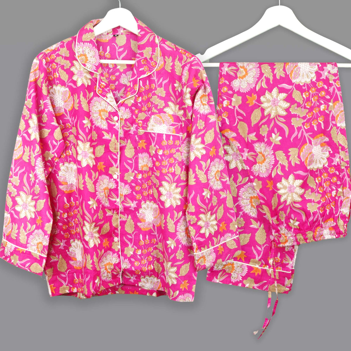 Langes bläulich-graues Pyjama-Set mit rosafarbenem Blumen-Blockdruck-Design