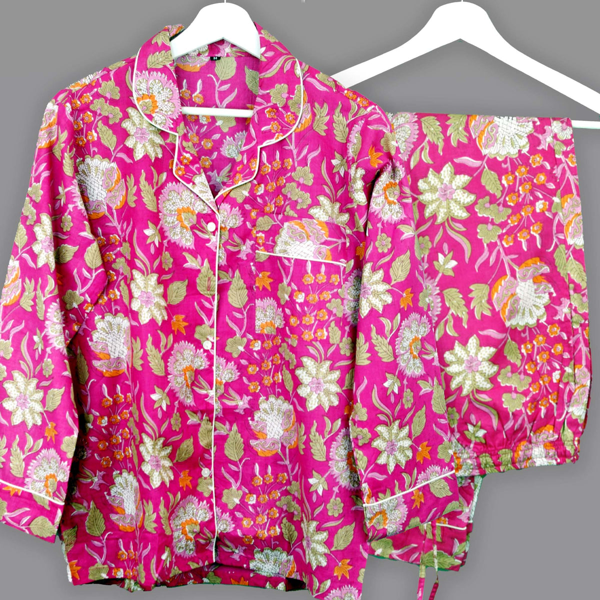 Langes bläulich-graues Pyjama-Set mit rosafarbenem Blumen-Blockdruck-Design