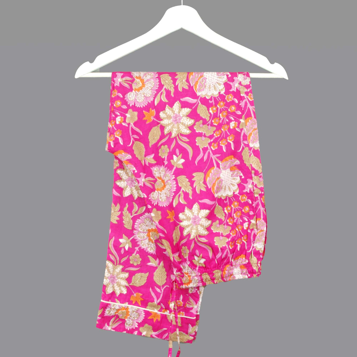 Langes bläulich-graues Pyjama-Set mit rosafarbenem Blumen-Blockdruck-Design