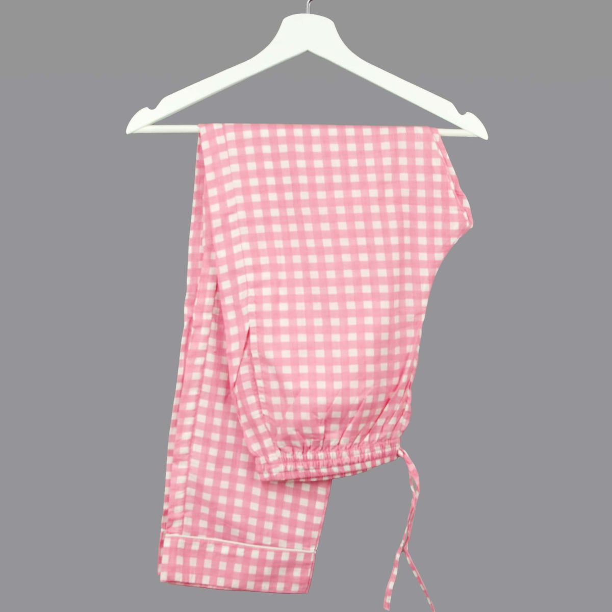 Langes bläulich-graues Pyjama-Set mit rosafarbenem Blumen-Blockdruck-Design