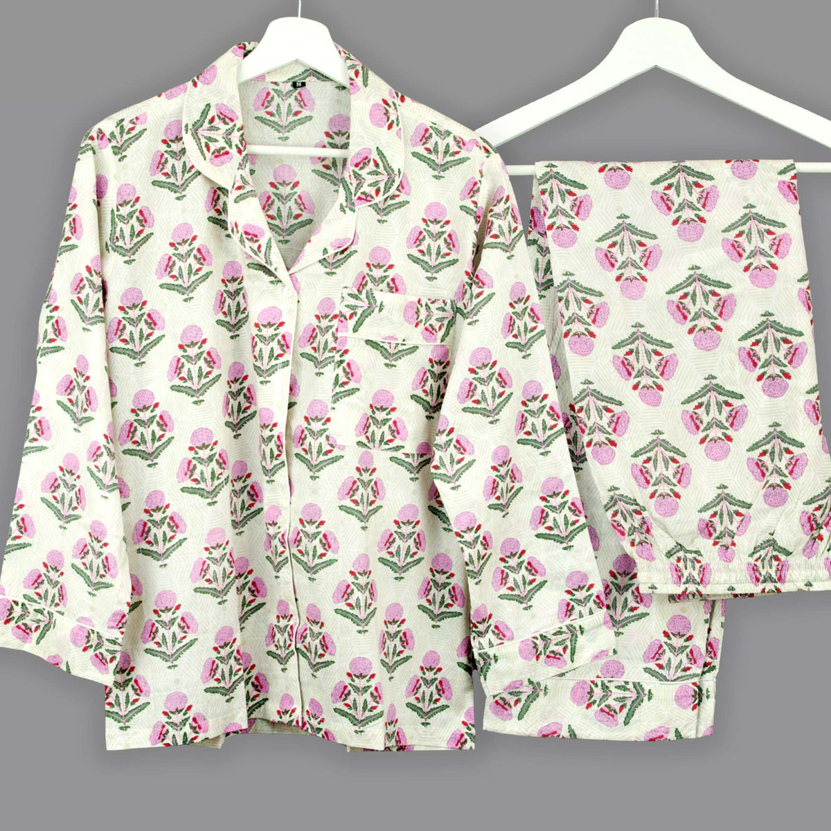 Langes bläulich-graues Pyjama-Set mit rosafarbenem Blumen-Blockdruck-Design