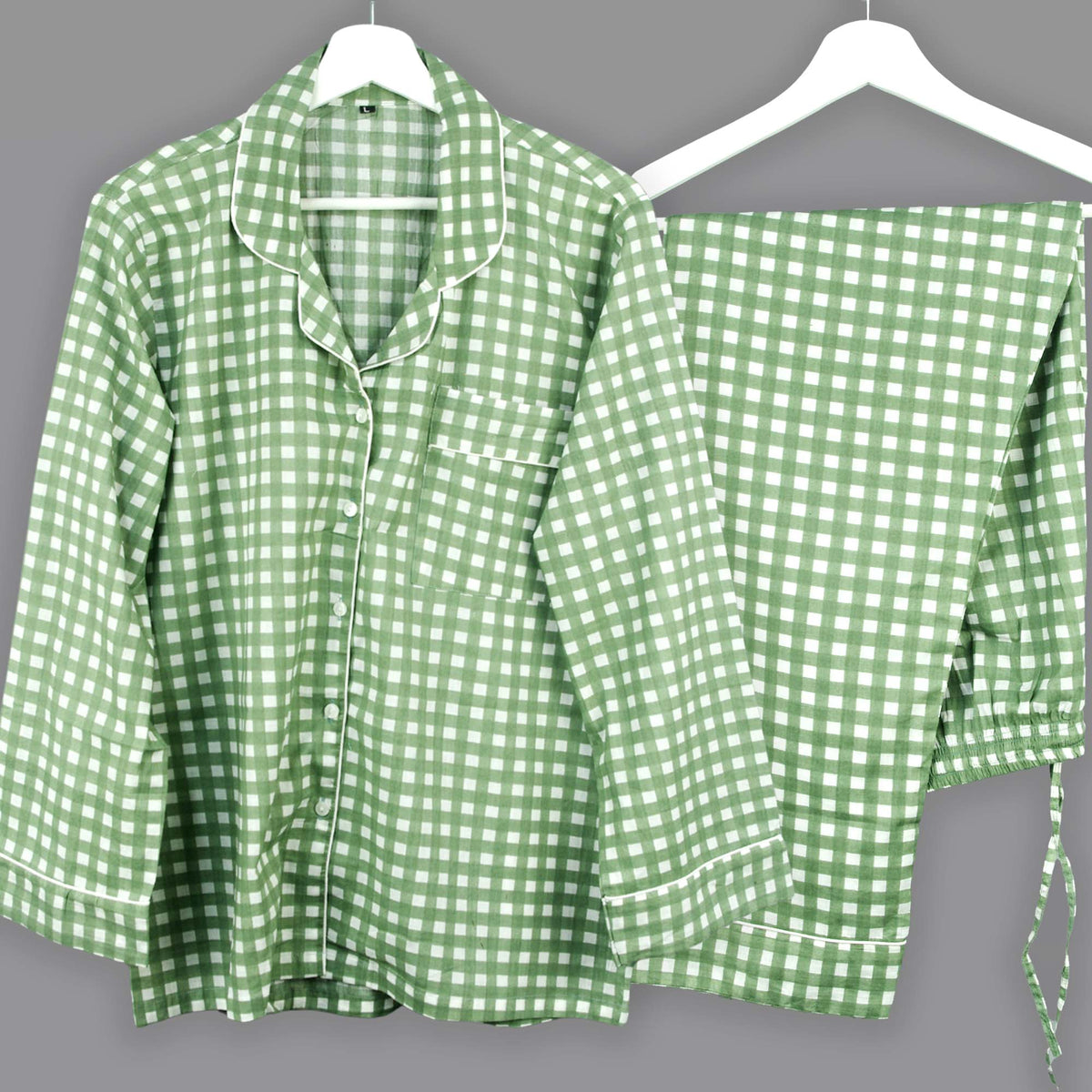 Langes bläulich-graues Pyjama-Set mit rosafarbenem Blumen-Blockdruck-Design