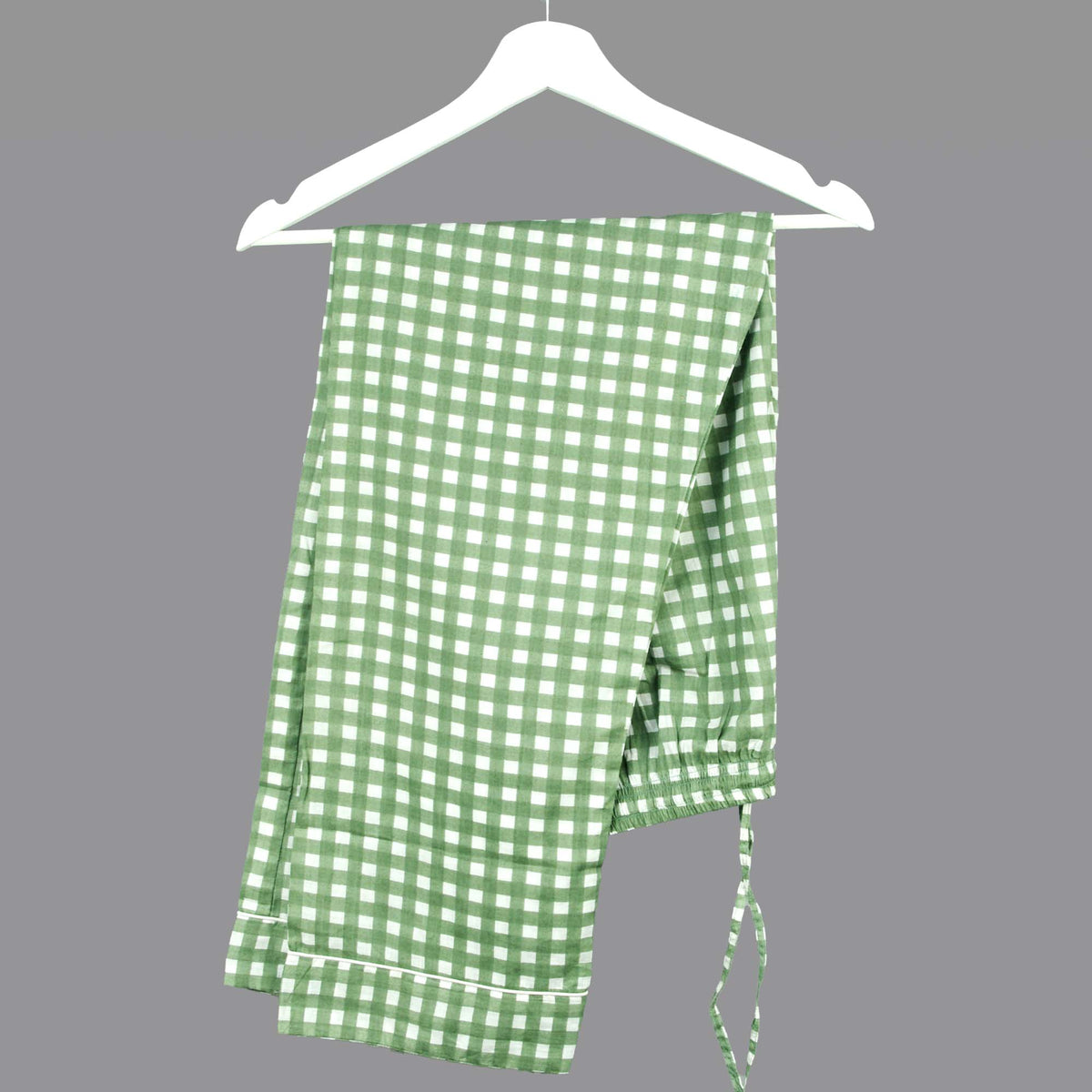 Langes bläulich-graues Pyjama-Set mit rosafarbenem Blumen-Blockdruck-Design