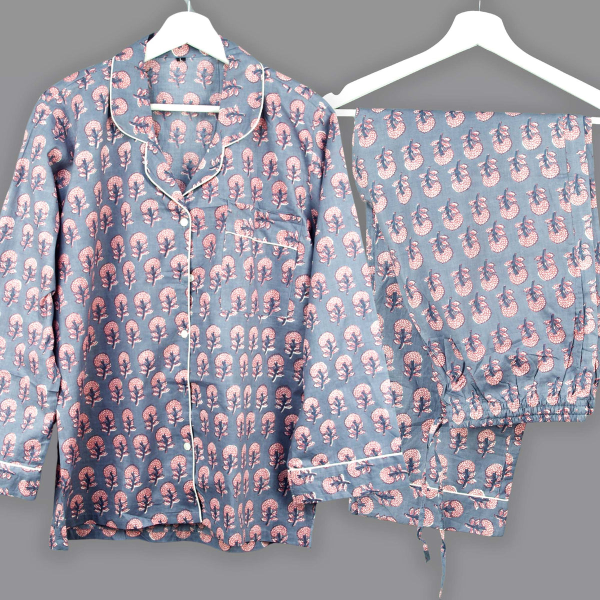 Langes bläulich-graues Pyjama-Set mit rosafarbenem Blumen-Blockdruck-Design