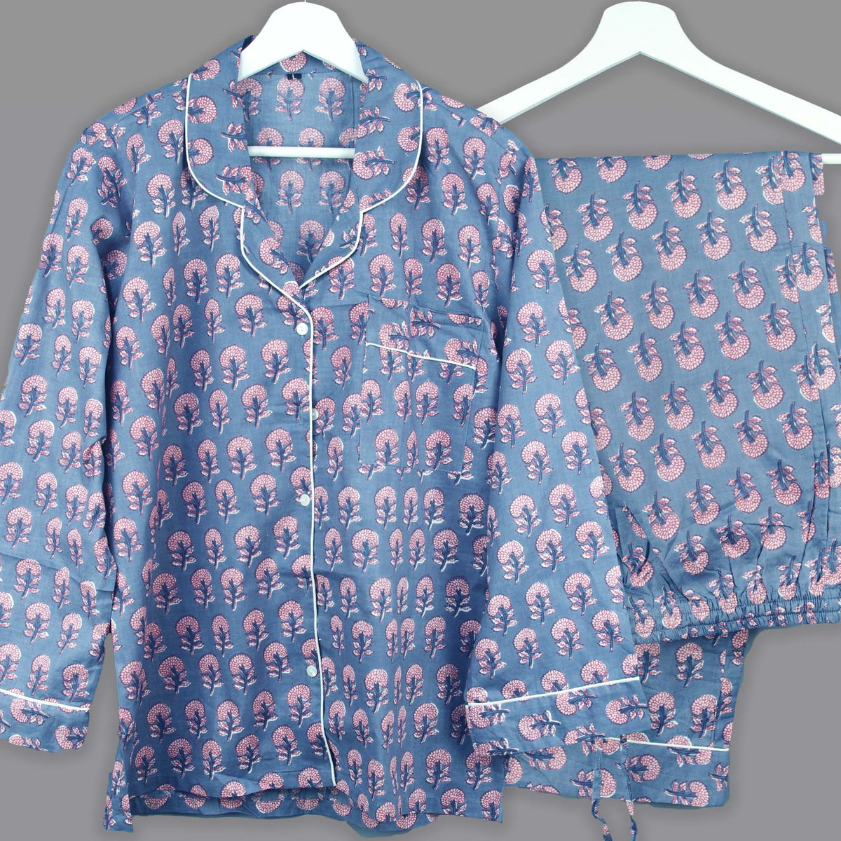 Langes bläulich-graues Pyjama-Set mit rosafarbenem Blumen-Blockdruck-Design
