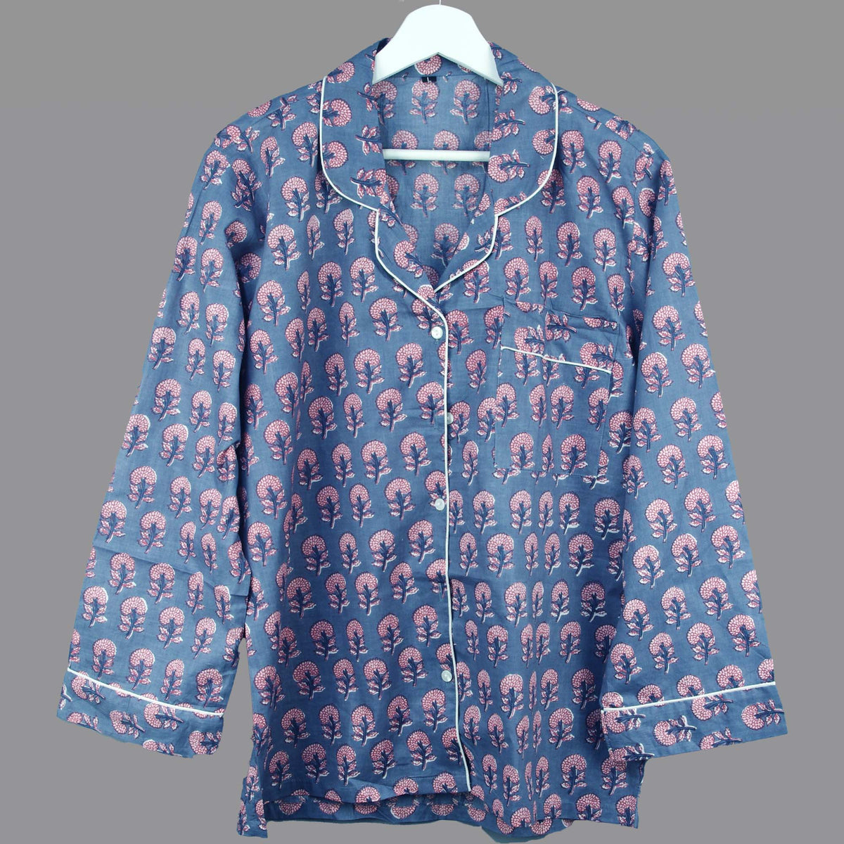 Langes bläulich-graues Pyjama-Set mit rosafarbenem Blumen-Blockdruck-Design