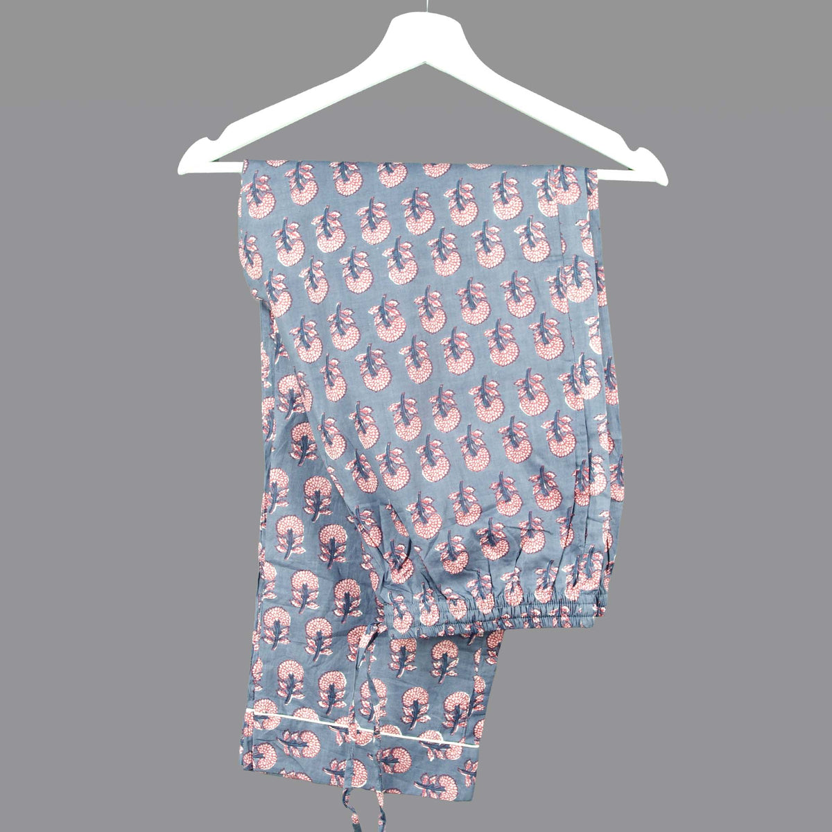 Langes bläulich-graues Pyjama-Set mit rosafarbenem Blumen-Blockdruck-Design