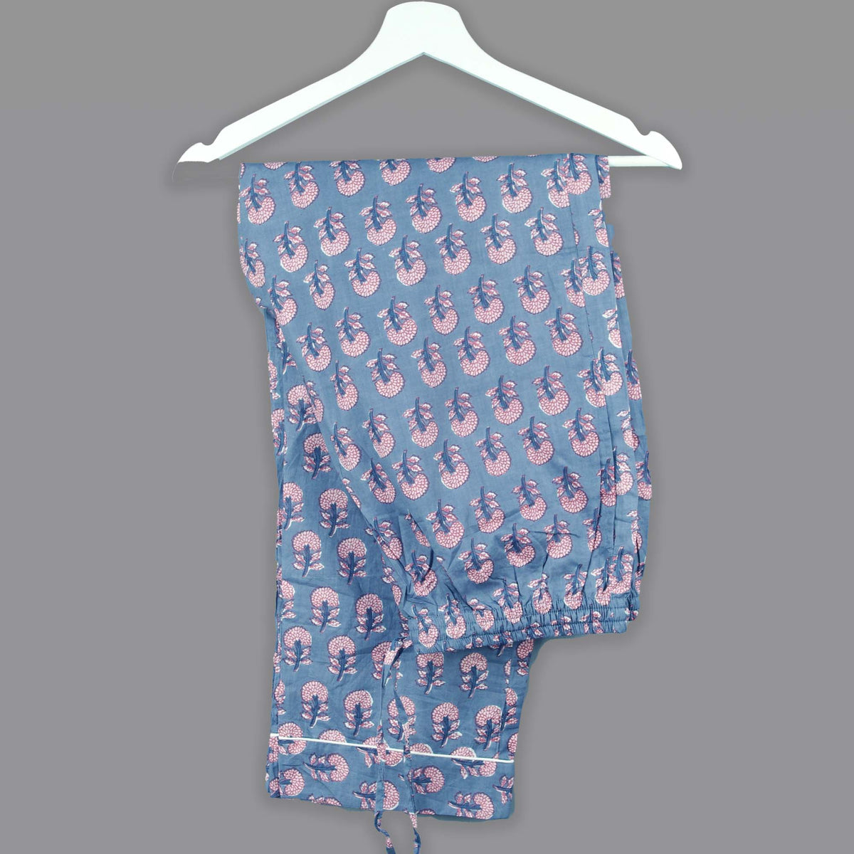 Langes bläulich-graues Pyjama-Set mit rosafarbenem Blumen-Blockdruck-Design