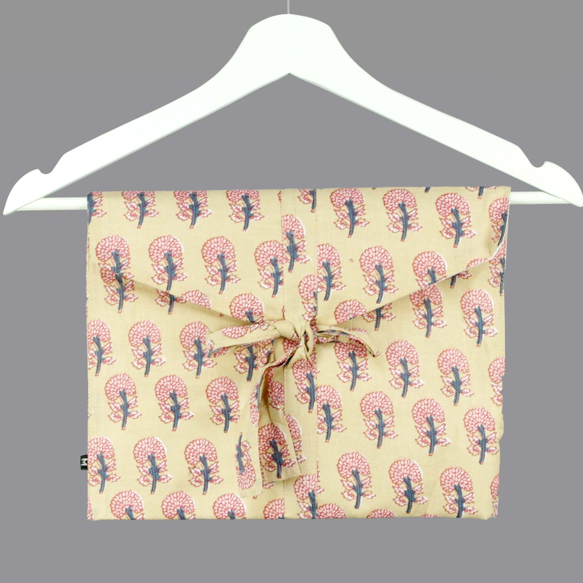 Langes bläulich-graues Pyjama-Set mit rosafarbenem Blumen-Blockdruck-Design