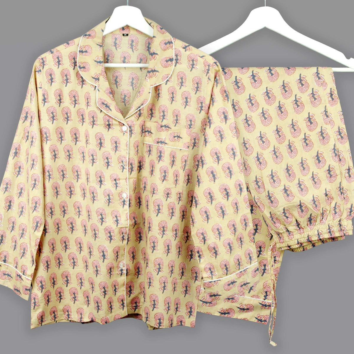 Langes bläulich-graues Pyjama-Set mit rosafarbenem Blumen-Blockdruck-Design