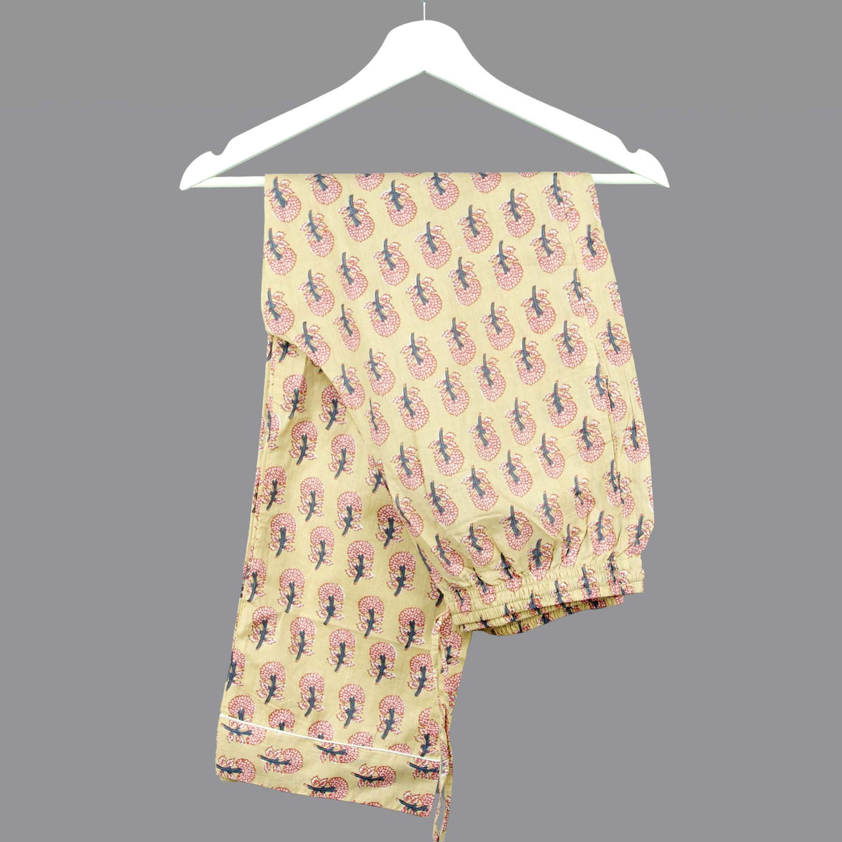 Langes bläulich-graues Pyjama-Set mit rosafarbenem Blumen-Blockdruck-Design