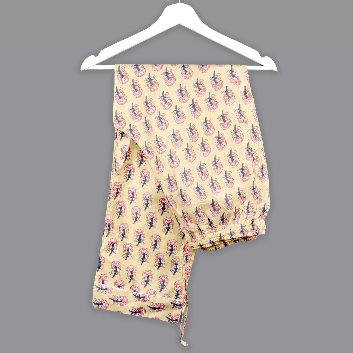 Langes bläulich-graues Pyjama-Set mit rosafarbenem Blumen-Blockdruck-Design