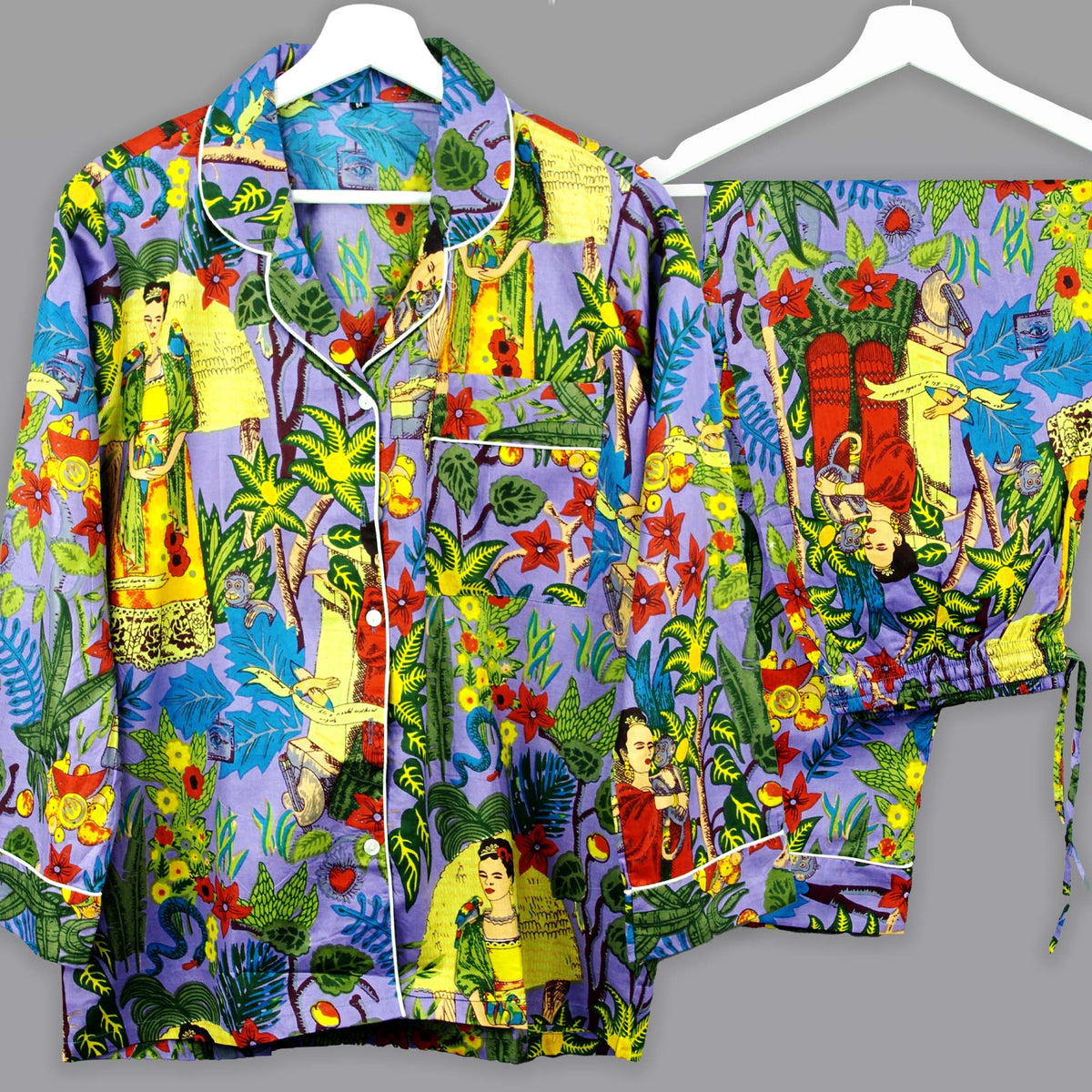 Langes bläulich-graues Pyjama-Set mit rosafarbenem Blumen-Blockdruck-Design