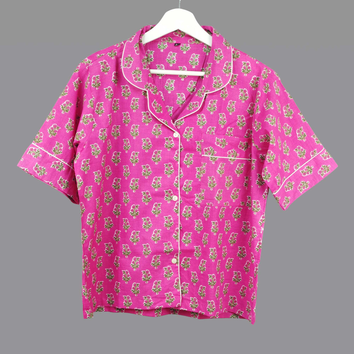 Langes bläulich-graues Pyjama-Set mit rosafarbenem Blumen-Blockdruck-Design
