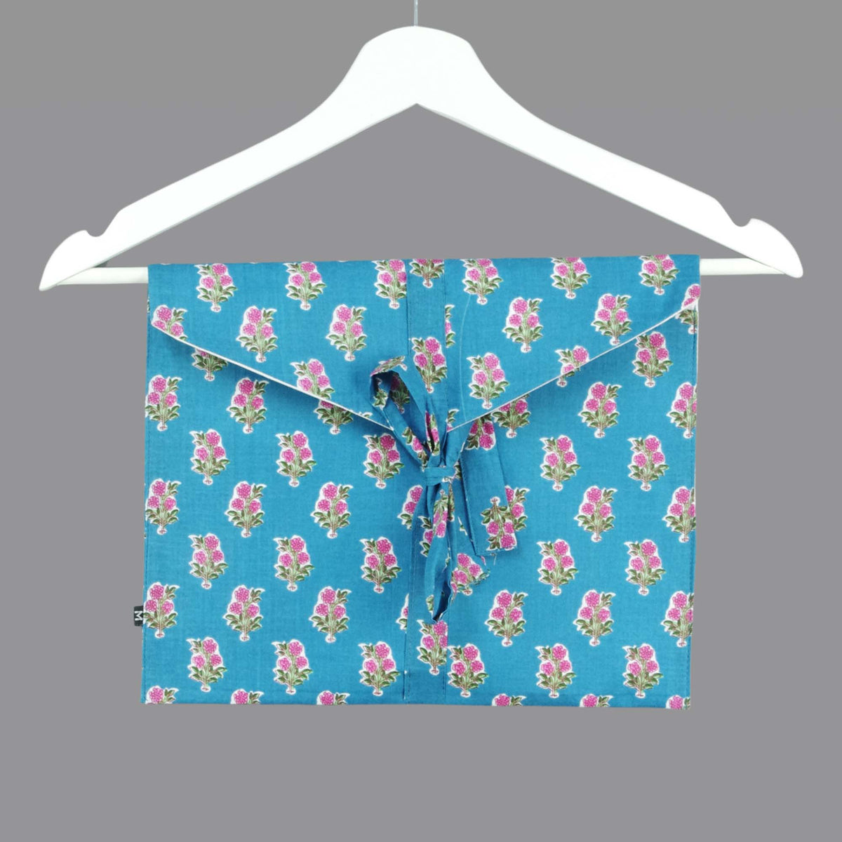 Langes bläulich-graues Pyjama-Set mit rosafarbenem Blumen-Blockdruck-Design