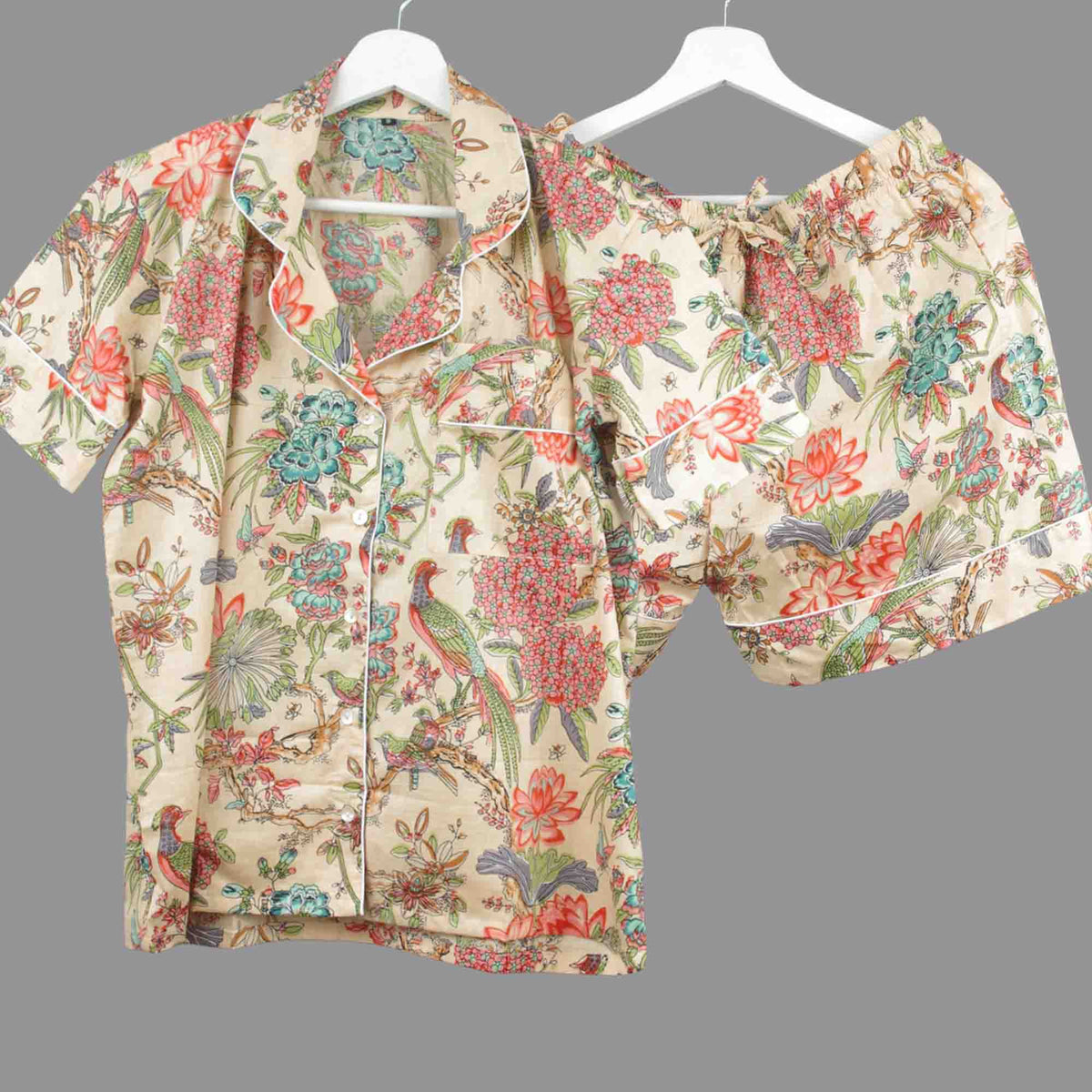 Langes bläulich-graues Pyjama-Set mit rosafarbenem Blumen-Blockdruck-Design