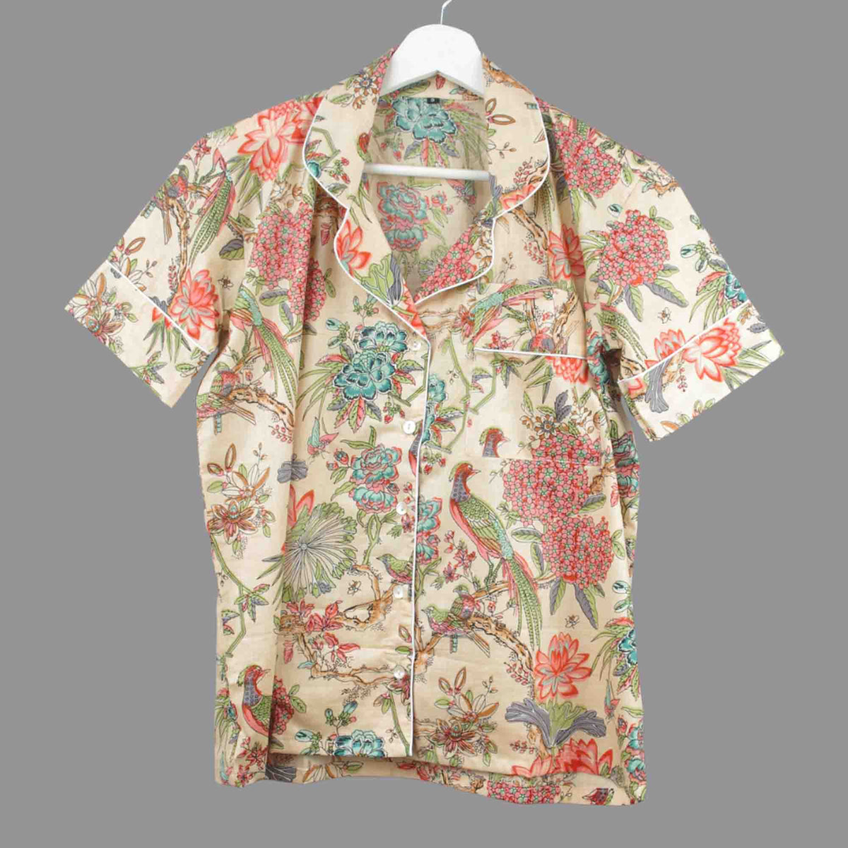 Langes bläulich-graues Pyjama-Set mit rosafarbenem Blumen-Blockdruck-Design