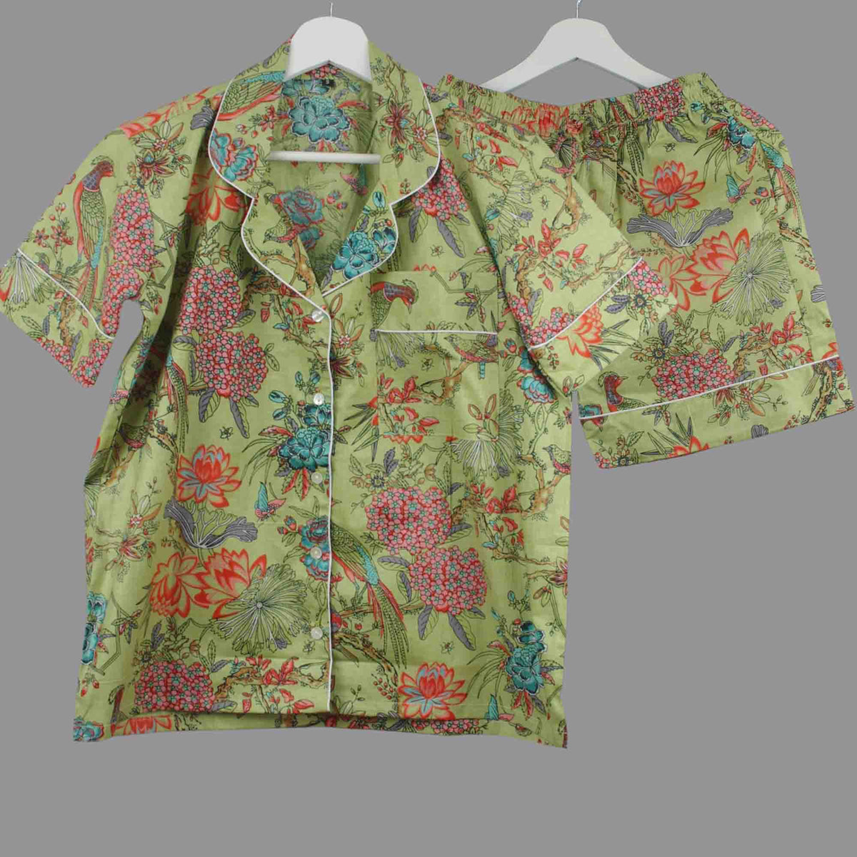 Langes bläulich-graues Pyjama-Set mit rosafarbenem Blumen-Blockdruck-Design