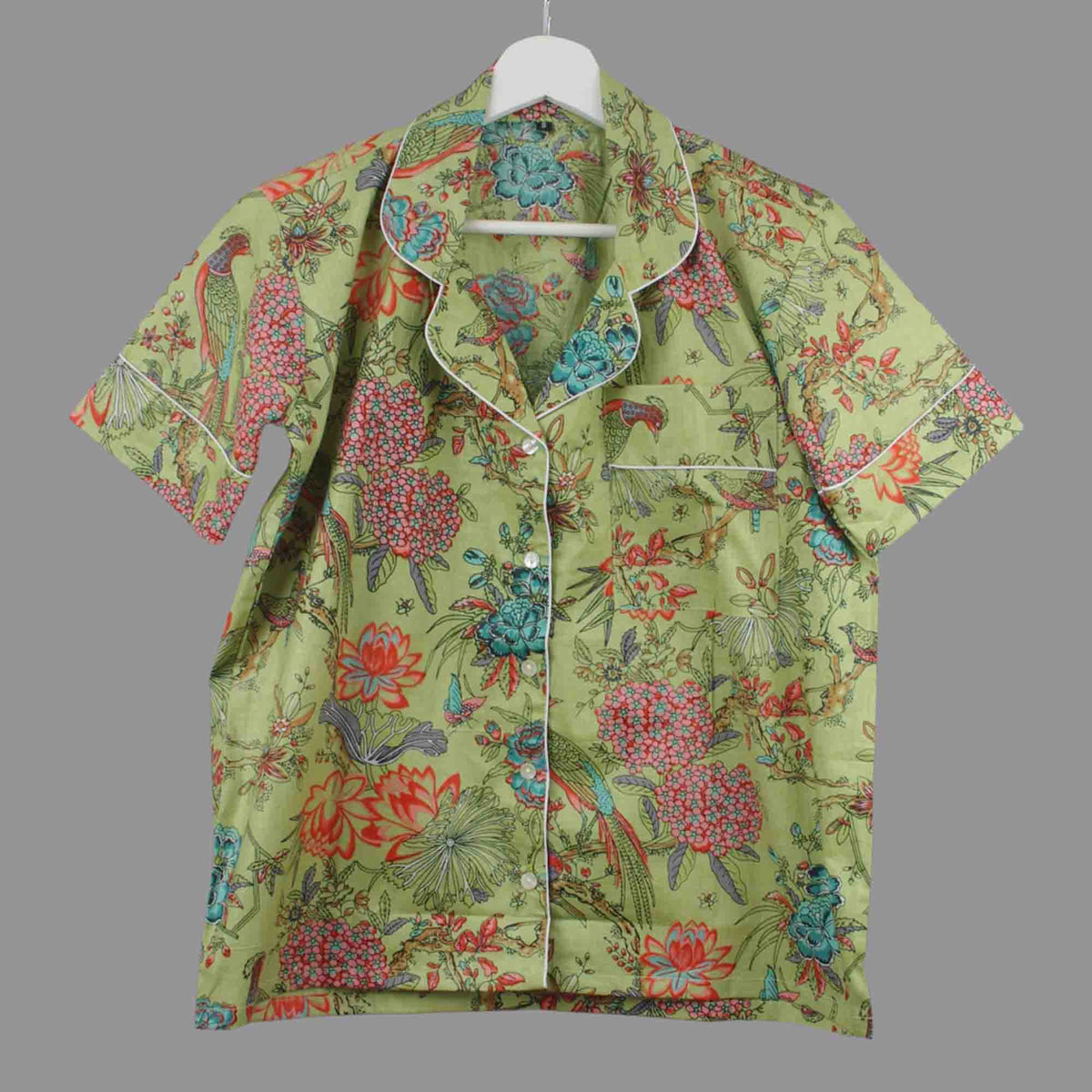 Langes bläulich-graues Pyjama-Set mit rosafarbenem Blumen-Blockdruck-Design