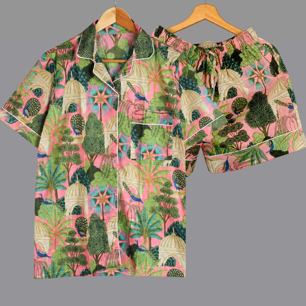 Langes bläulich-graues Pyjama-Set mit rosafarbenem Blumen-Blockdruck-Design
