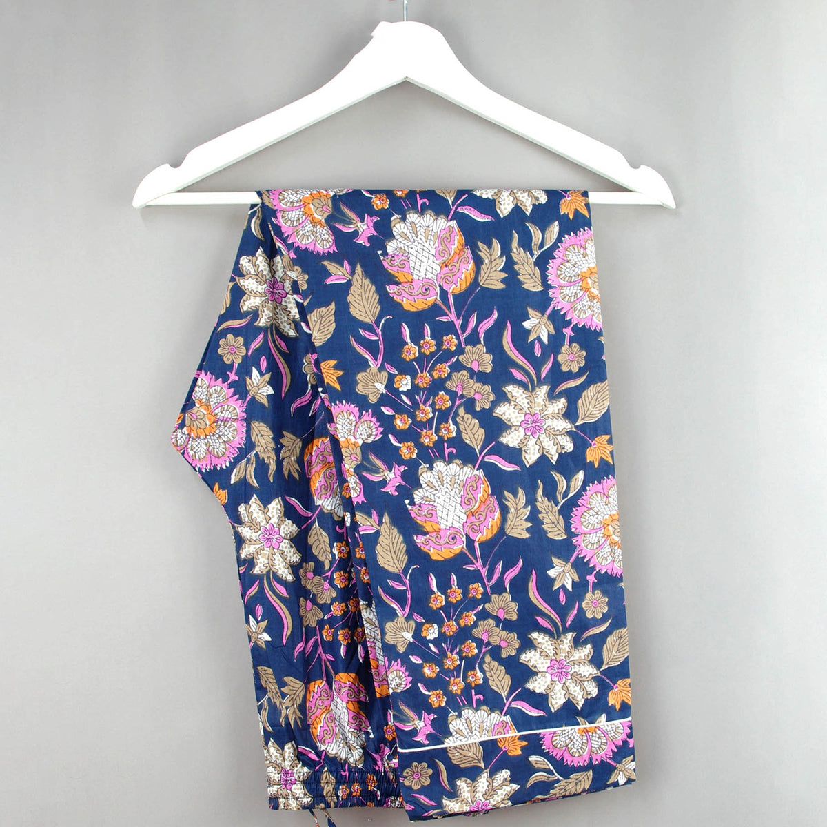 Langes bläulich-graues Pyjama-Set mit rosafarbenem Blumen-Blockdruck-Design