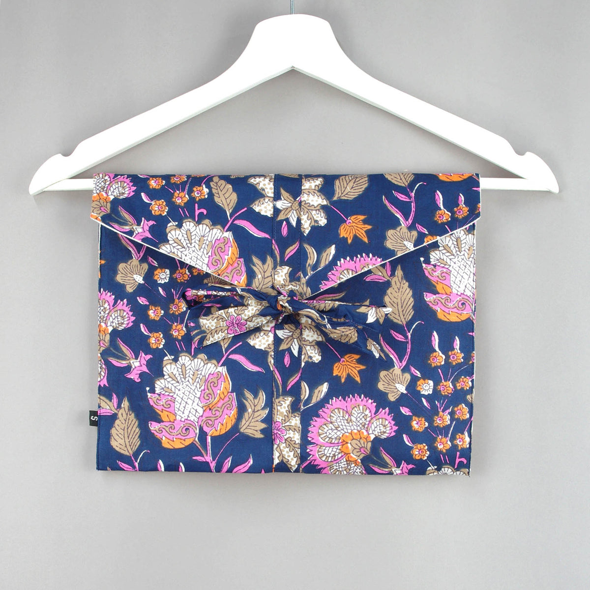Langes bläulich-graues Pyjama-Set mit rosafarbenem Blumen-Blockdruck-Design
