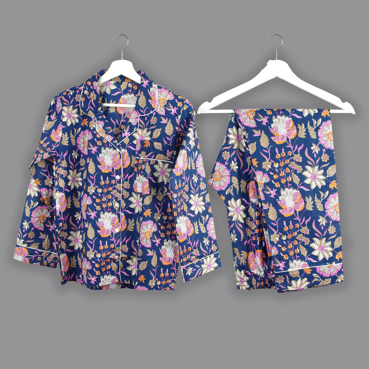 Langes bläulich-graues Pyjama-Set mit rosafarbenem Blumen-Blockdruck-Design